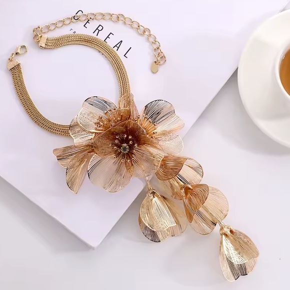 Zara Kate Middleton Famous Cascading Floral Necklace - Picture 16 of 16